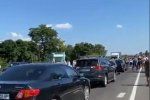 Трассу Киев — Чоп в Закарпатье заблокировали митингующие, в пробке стоят десятки авто