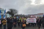 Акция протеста: В самом центре Ужгорода собралась разгневанная толпа людей 