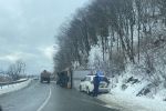 Водитель фуры не справился с дорогами в Закарпатье 