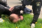 Лежал на лужайке: В Ужгороде патрульные помогли мужчине в отключке