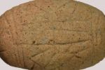 В Болгарии откопали глиняную табличку - уникальной находке около 7000 лет