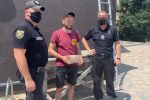 В Закарпатье полиция разоблачила наркопреступника, парень разгуливал по улице с пакетом амфетамина