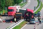 В Чехии на трассе фура влетела в стоявший на правой полосе грузовик ремонтной службы.