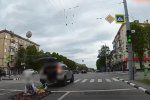 Водитель Honda возил по улицам Харькова на самодельном "ковре-самолете" странных людей.