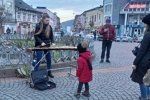 Музыкальный инструмент из-под рук юной красавицы выдавал невероятные звуки в центре Мукачево!