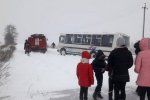 Автобус із 12-ма дітьми витягували зі снігової пастки пожежною цистерною