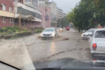  В обласному центрі Закарпаття одна з головних вулиць пішла під воду: авто "плавають" 