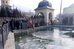 Крещение Господне в Закарпатье: Верующие ныряют в крещенскую, холодную реку и холода не чувствуют