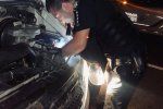 Возле Ужгорода патрульные меняли лампу на фаре Mercedes