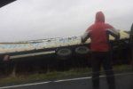 ДТП на трассе в Закарпатье: Большая фура перевернулась на бок 