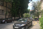 В Ужгороде неизвестные активисты режут шины на автомобилях, припаркованных на бордюрах