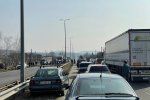 Возле Ужгорода кучка людей перекрыла главную трассу: Проезд невозможен (ФОТО)
