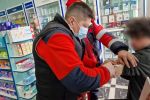 В Ужгороде медики скорой спасали парня прямо в аптеке 