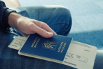Оформлять паспорта заграничным украинцам будут при наличии военно-учетных документов