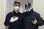 Прыгнул со второго этажа: В Ужгороде патрульный сломал палец при задержании преступника 
