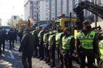 В Киеве полиция, Нацгвария со спецтехникой сдерживает бурный протест возле Кабмина 