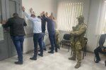 В Ужгороде вооруженные силовики обыскивают сервисный центр МВД - всех работников прижали к стенке 