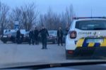 В Ужгороде на заправка толпа полицейских: Задержанного уже повязали в наручники 
