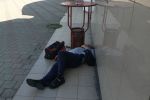 В Ужгороде пьяная компания бросила уставшего товарища на тротуаре