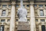 На фото робота художника Мауріціо Каттелана L.O.V.E – гігантський середній палець на площі Аффарі у Мілані 