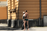 В Закарпатье полуголый мужчина пристает к людям на улице