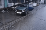 В Закарпатье на автомобиль обрушилась электроопора пока водитель сидел внутри