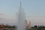 Возле чудо-фонтана в Мукачево толпа не расходилась даже вечером