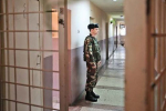 Охранник в центре временного проживания мигрантов "Латорица" в Мукачево
