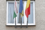 На поселковом совете Солотвино венгерский, украинский и румынский флаг