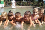 Іршавські діти граються у приємній теплій воді.