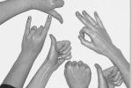 Парламент Венгрии признал "язык жестов" глухонемых официальным языком в стране