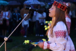 Ужгородка Дарина Степанюк співає закарпатську народну пісню.