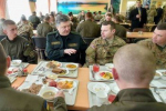 Як годують в українській армії: величезні черги в їдальню і суп без м'яса.