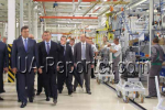 Виктор Янукович во время рабочего визита на заводе "Еврокар"
