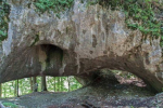 Закарпатська скеля Карстовий міст – величезна арка у вапняковій скелі Чур.