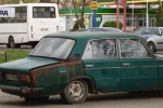 В Ужгороді залишені автівки стоять у подвір’ях роками
