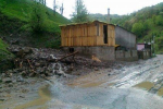 Селевий потік зійшов з гір на автошляхи місцевого значення в селі Розтоки.