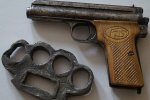 Іршавець намагався збути покупцю пістолет та кастет за 2 тис. грн.