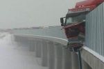 В Праге камион и легковушка столкнулись на мосту лоб в лоб