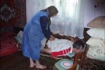 Юлия Кляп из села Рокосово на Закарпатье принимает больных дома. Женщина с детства умеет вправлять диски, лечит отложение солей.
