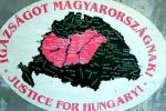 Наклейки с надписью "Справедливость для Венгрии!" расклеены по всему Закарпатью