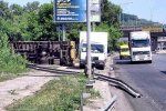 В Киеве на Столичном шоссе перевернулась фура с минералкой