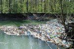 После дождя потоки воды смывают в закарпатские реки тонны бытового мусора
