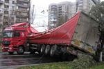 В Мариуполе перевернулся камион с пеком