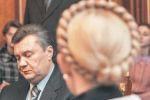 Янукович объявил, что Тимошенко с ним неестественно заигрывает