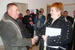 Голова Свалявської РДА Ольга Колядко вручає ключі від будинку Юрію Опаранюку.