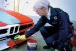 Энди Уорхол (Andy Warhol) раскрашивает автомобиль для коллекции BMW Art Cars