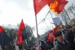Во Львове возле Монумента славы на улице Стрыйской националисты жгут красные флаги
