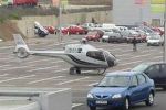 Посетители одного из супермаркетов в Румынии были немало удивлены, когда на автомобильную парковку возле магазина сел вертолет