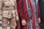 Лидер Ливийской Джамахирии Муаммар Каддафи с женской охраной.
